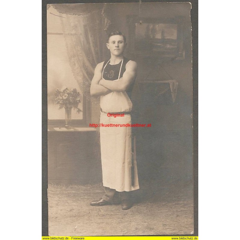 AK - Foto - Junger Mann mit Fleischerschürtze (um 1910) AK - Foto - Junger Mann mit Fleischerschürtze (um 1910)