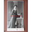 Kabinettformat - Dame mit hochgeschlossenem Kleid vor Tisch - Hindszenty - Pozsony 