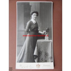 Kabinettformat - Dame mit hochgeschlossenem Kleid vor Tisch - Hindszenty - Pozsony 