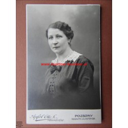 Card de Visit - Damen - Kleid mit Spitzenkragen -  Apfel Otto - Pozsony 