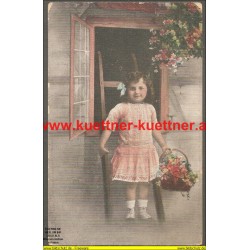 AK - Maedchen mit Blumenkorb vor Fenster