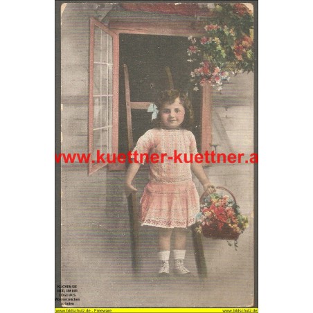 AK - Maedchen mit Blumenkorb vor Fenster