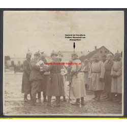 K.u.k. Foto - Sc. Exc. Marschall verteilt Medaillen