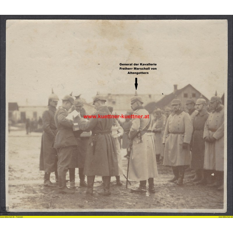 K.u.k. Foto - Sc. Exc. Marschall verteilt Medaillen K.u.k. Foto - Sc. Exc. Marschall verteilt Medaillen