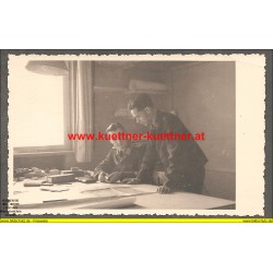 Foto II WK - Soldaten der Luftwaffe im Kartenbüro