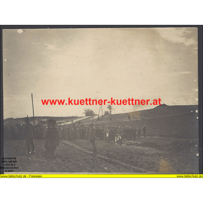 K.u.k. Foto - Verlesung des Urteils - rechts die Gräber K.u.k. Foto - Verlesung des Urteils - rechts die Gräber