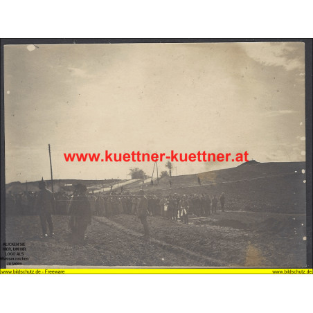 K.u.k. Foto - Verlesung des Urteils - rechts die Gräber