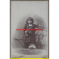 Alte Fotografie Photo Jobst, Wien, Kind mit Blumen u. Puppe