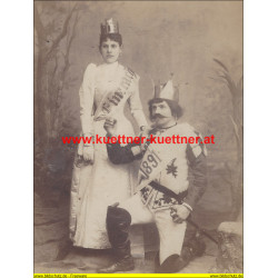 Kabinettfoto - Krems - Paar in Historischem Kostüm Photo Hodek (1891)