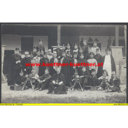 AK- Foto - Offiziere bei Schießausbildung mit MG