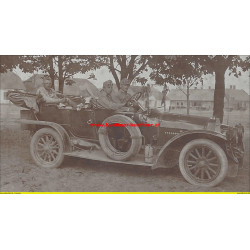 Foto - Offizier mit seinem Dienstauto