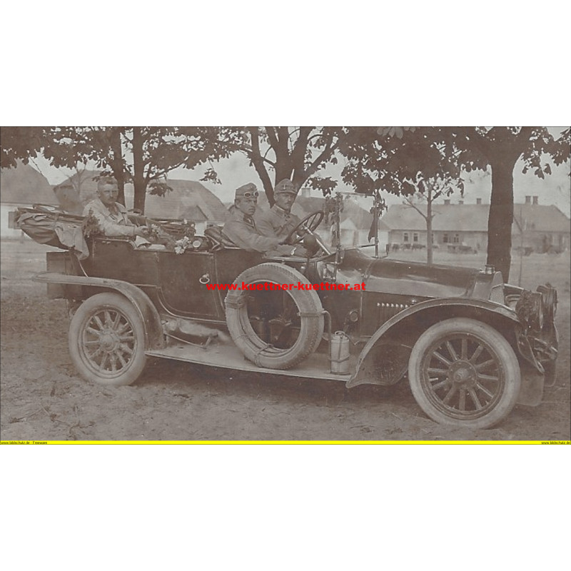 Foto - Offizier mit seinem Dienstauto