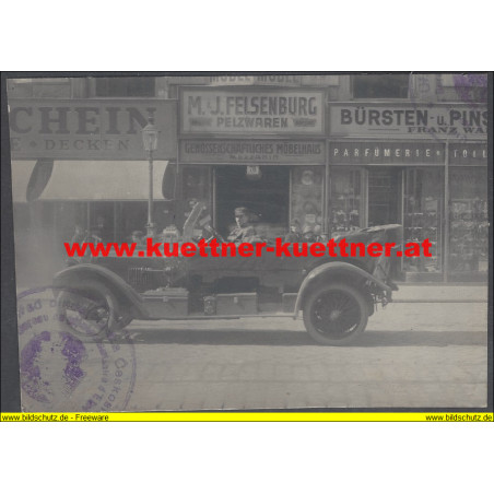 Foto - Offizier mit seinem Laurin & Klement in Wien (1919)