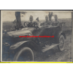 Großfoto - Mit dem Auto auf Inspektion zu Kriegsbeginn